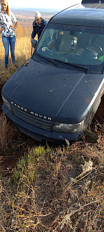 прошу помощи, провалился в яму на пике холма. Стропа есть. Надо дёрнуть полметра.  вытащить застрявшую машину Ренж Ровер спорт 