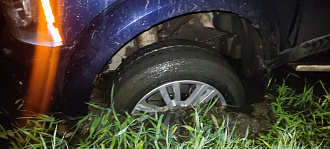 прошу помощи, вытащить машину застрял на спуске у реки. Зарылся капитально. До сухого покрытия метров 6-10. вытащить застрявшую машину Дискавери 4 