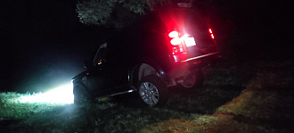 прошу помощи, вытащить машину застрял на спуске у реки. Зарылся капитально. До сухого покрытия метров 6-10. вытащить застрявшую машину Дискавери 4 