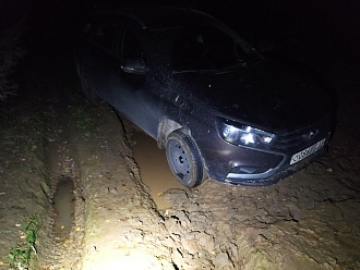 Здравствуйте, пытался объехать пробку на Варшавском шоссе, сначала шла нормальная грунтовка, потом хуже, хуже. Думал, еще чуть и проскачу плохое место. А когда понял, что нужно назад - уже не получилось задним ходом обратно выехать. Поехал вперед и намертво сел в коллею. Без сильной машины или лебедки не выдернуть. Обычные эвакуаторы не проедут, трактор поблизости не нашел.  Угорозы жизни нет, связь есть, но в лесу оставаться ночевать стремно, прошу помощи, не знаю кто ещё за это возьмется. Путь я посмотрел: ближайшая асфальтовая дорога - отворот с варшавки на СНТ Журналист и Инино. От нее около 500 метров хорошей каменистой грунтовки, и затем 30 метров говна, где я застрял(на фото)  вытащить застрявшую машину Лада Веста