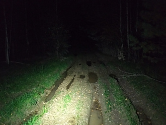 Здравствуйте, пытался объехать пробку на Варшавском шоссе, сначала шла нормальная грунтовка, потом хуже, хуже. Думал, еще чуть и проскачу плохое место. А когда понял, что нужно назад - уже не получилось задним ходом обратно выехать. Поехал вперед и намертво сел в коллею. Без сильной машины или лебедки не выдернуть. Обычные эвакуаторы не проедут, трактор поблизости не нашел.  Угорозы жизни нет, связь есть, но в лесу оставаться ночевать стремно, прошу помощи, не знаю кто ещё за это возьмется. Путь я посмотрел: ближайшая асфальтовая дорога - отворот с варшавки на СНТ Журналист и Инино. От нее около 500 метров хорошей каменистой грунтовки, и затем 30 метров говна, где я застрял(на фото)  вытащить застрявшую машину Лада Веста