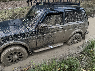 помогите пожалуйста,   вытащить застрявшую машину Нива