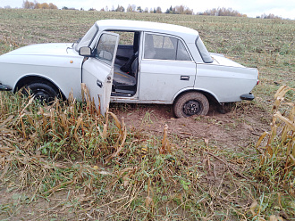 помогите, хотел развернуть заехал на поле закопался повис на мосту вытащить застрявшую машину Москвич 412
