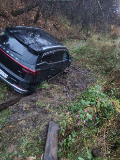 помогите пожалуйста,   вытащить застрявшую машину Чери тиго