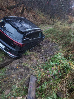 Застряла машина в лесу рядом с рекой прошу помощи вытащить вытащить застрявшую машину Чери тиго 7