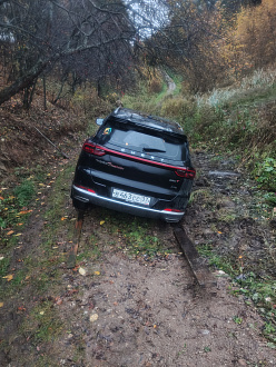 Застряла машина в лесу рядом с рекой прошу помощи вытащить вытащить застрявшую машину Чери тиго 7