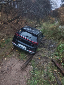Застряла машина в лесу рядом с рекой прошу помощи вытащить вытащить застрявшую машину Чери тиго 7