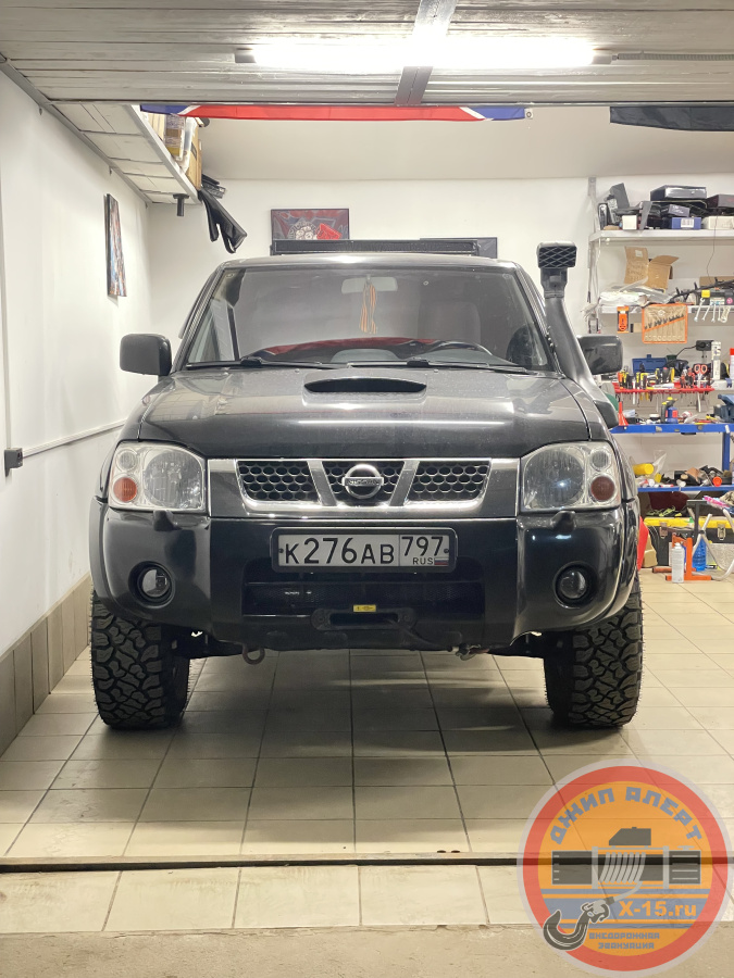 фото застрявшего Nissan np300 