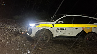 помогите пожалуйста,  застряли 1 км от асфальта  вытащить застрявшую машину Чери тиго 7 про макс