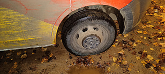 помогите, колесо застряло в глине или писке на краю с асфальтом вытащить застрявшую машину Газель 