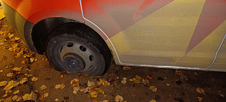 помогите, колесо застряло в глине или писке на краю с асфальтом вытащить застрявшую машину Газель 