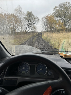 помогите пожалуйста,  я застрял в поле на груженной газели. Нужен внедорожник с понижающей передачей вытащить застрявшую машину Газель