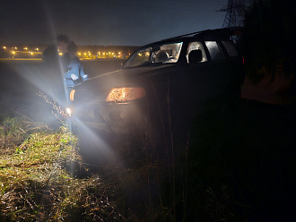 помогите пожалуйста, машина застряла на мокрой глине(мыле) заехав в колею. Отвалился полный привод. Нива не смогла, метров 70 от асфальта. вытащить застрявшую машину Pajero sport