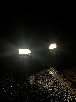 прошу помощи, застрял в лесу 500м до дороги, села на пузо вытащить застрявшую машину ВАЗ 