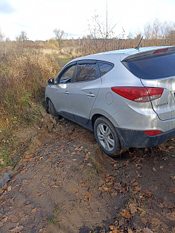 помогите пожалуйста,  застрял в поле  вытащить застрявшую машину Хентай ай икс 35