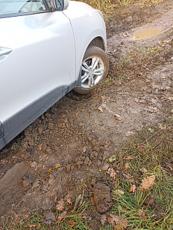 помогите пожалуйста,  застрял в поле  вытащить застрявшую машину Хентай ай икс 35