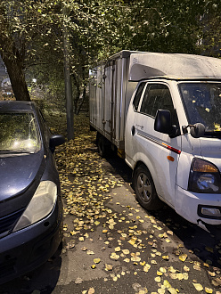 помогите пожалуйста, сел аккумулятор. Немного неудобно стоит, подперли, фото приложу.  вытащить застрявшую машину Hyundai porter 2