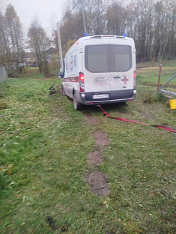 помогите пожалуйста,   вытащить застрявшую машину Форд