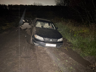 прошу помощи, застряла машина 2 колеса в луже вытащить застрявшую машину Ниссан максима