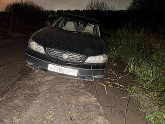 прошу помощи, застряла машина 2 колеса в луже вытащить застрявшую машину Ниссан максима