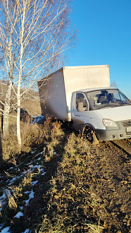 помогите пожалуйста,  газель пустая вытащить застрявшую машину Газель