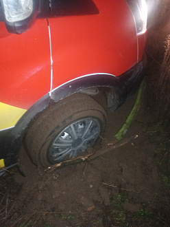 прошу помощи,  застряла в поле, на пол колеса ушла в землю, морда легла вытащить застрявшую машину Форд транзит 