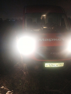 прошу помощи,  застряла в поле, на пол колеса ушла в землю, морда легла вытащить застрявшую машину Форд транзит 