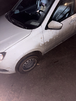 помогите пожалуйста, 7ч достать не можем до нормальной дороги метров 100 вытащить застрявшую машину Гранта 