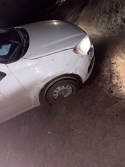 помогите пожалуйста, 7ч достать не можем до нормальной дороги метров 100 вытащить застрявшую машину Гранта 