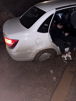 помогите пожалуйста, 7ч достать не можем до нормальной дороги метров 100 вытащить застрявшую машину Гранта 