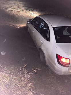 помогите пожалуйста, 7ч достать не можем до нормальной дороги метров 100 вытащить застрявшую машину Гранта 