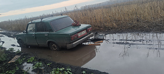 помогите пожалуйста,   вытащить застрявшую машину Съехал в поле и застрял 30 метров до твердого покрытия