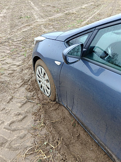 Добрый день, помогите, пожалуйста. Встрял в поле, до твердой грунтовки (зеленая линия) метров 10-15. Стою задом к твердой части, сзади петля, но нет троса. Встрял не далеко от дома, поэтому не срочно, но было бы здорово сегодня. МО Дмитровский район, деревня Давыдково (между новосиньково и куликово).   вытащить застрявшую машину Киа сид