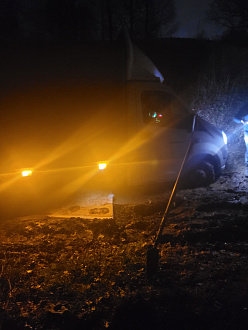 помогите, застряли в грязи,  дёрнуть 30м вытащить застрявшую машину Газель некст