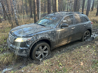 прошу помощи, застряли по пути на французскую горку. ,  Тел. Для связи  Оля -15-77 Артём 8 (995) 679-39-51 вытащить застрявшую машину Infiniti