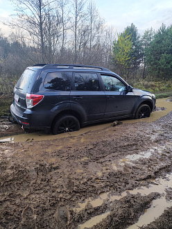 Прошу помощи, вытащить машину, застряли на размытой дороге вдоль речки. вытащить застрявшую машину Subaru forester sh 