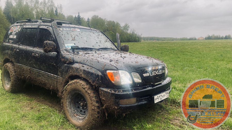 фото застрявшего Lexus LX 470 