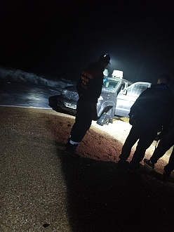 помогите пожалуйста,  у военных на пляже в щебёнке застрял уаз вытащить застрявшую машину Уаз пикап