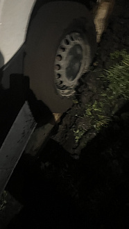 помогите, застрял в черноземе у себя на участке. Груденный но не сильно. Любой 4вд внедорожник должен вытянуть вытащить застрявшую машину Мерседес спринтер