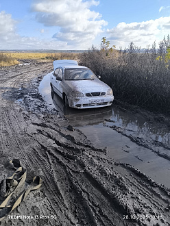 помогите, стащило в грязевую лужу вытащить застрявшую машину Шевроле Ланос