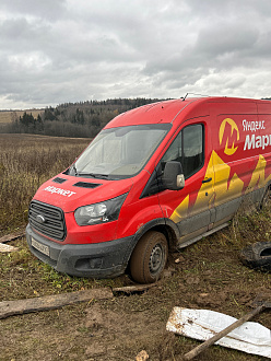 прошу помощи, доставлял заказы, навигатор повел так, что застрял в поле  вытащить застрявшую машину Ford transit 