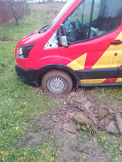 помогите пожалуйста,  застрял до дороги метров 10 . Прошу вытащить тросом вытащить застрявшую машину Форд транзии
