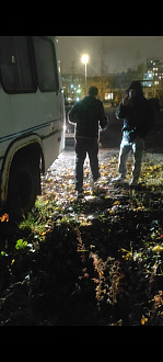 прошу помощи,  отправляем короткий автобус КАВЗ для, фронта, как мобильный медпункт. Он стоял больше года. Нужно: забрать меня с з/ч и снаряжением с Дрезденской, поезать на шоссе Революции, и, выкрутив и прокалив свечи, вероятно, поприкуривать его, и потаскать его на буксире( рядом база мусоровозов, 24 часа ездят, помогут.  вытащить застрявшую машину Бусик КАВЗ для фронта