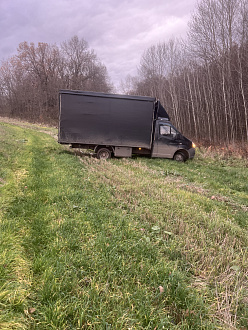 помогите пожалуйста,   вытащить застрявшую машину Газель