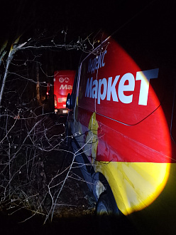 помогите пожалуйста,  застряли в 3 машины вытащить застрявшую машину Форд