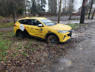 прошу помощи, застрял по глупости, дёрнуть буквально пару метров, тут гравийная дорога.  вытащить застрявшую машину Haval F7
