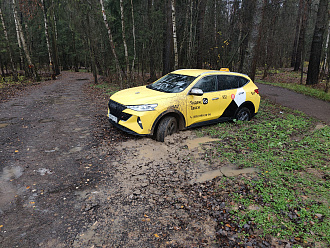 прошу помощи, застрял по глупости, дёрнуть буквально пару метров, тут гравийная дорога.  вытащить застрявшую машину Haval F7