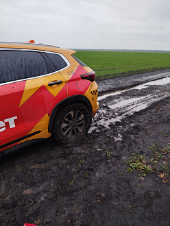 прошу помощи, застрял в грязи. Не глубоко, но уже никуда не могу проехать. К сожелению не могу дойти до трассы так как на протезе хожу. вытащить застрявшую машину Exceed LX