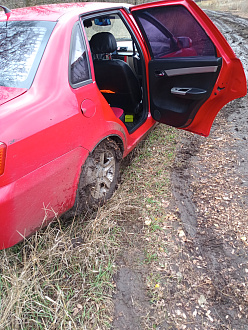 помогите пожалуйста,   вытащить застрявшую машину Лифан бртз