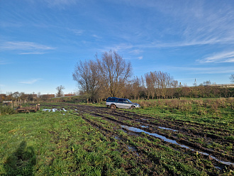 помогите пожалуйста, застряла в поле с ночи. Передние колёса ушли в кювет. Надо дёрнуть, чтобы вытянуть передние колёса из кювета. Оплата по договорённости  вытащить застрявшую машину Mitsubishi L200 